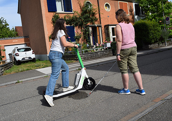 TWS2025_Tag des Weissen Stockes_Fastkollision einer E-Trotti-Fahrerin mit einer blinden Person