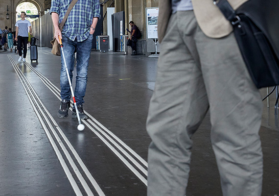 TWS 2026_01_blinder Mann läuft auf Leitlinien, aber jemand steht auf den Linien im Wege