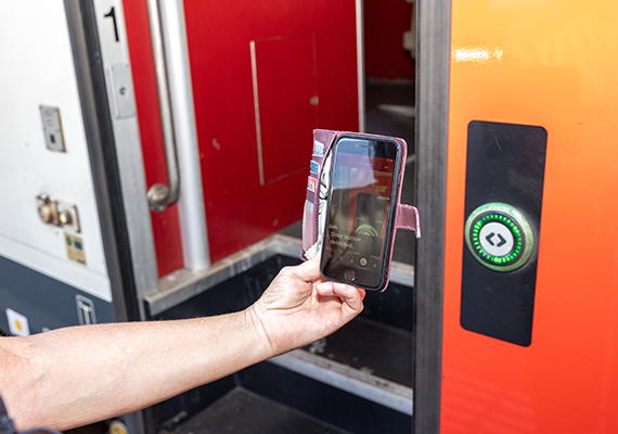 TWS 2026_10_Handy wird an Zugtür-Signal gehalten